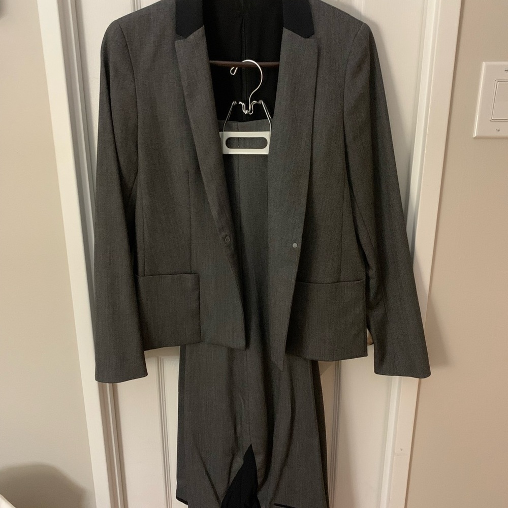 Chic Gray Blazer with Black Details